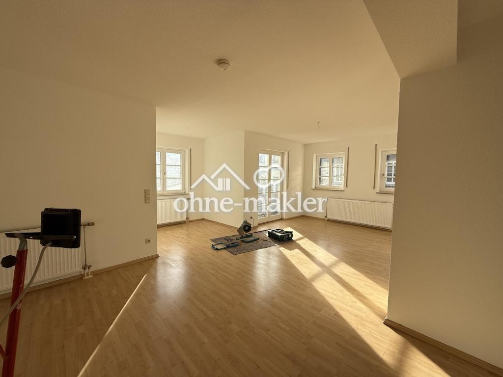 Zentrale 2,5 Zi.-Wohnung mit Balkon // Stadtzentrum Weil der Stadt - Photo 2