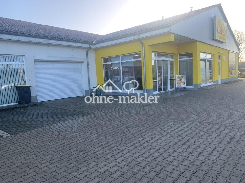 Eingang neben dem Discounter