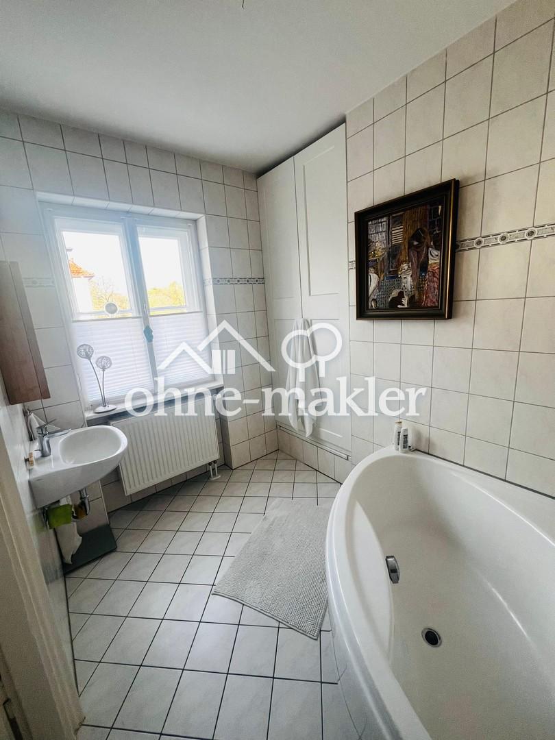 Bad mit Wanne und Dusche