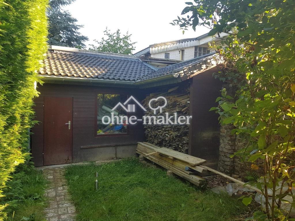 Gerätehaus im Garten