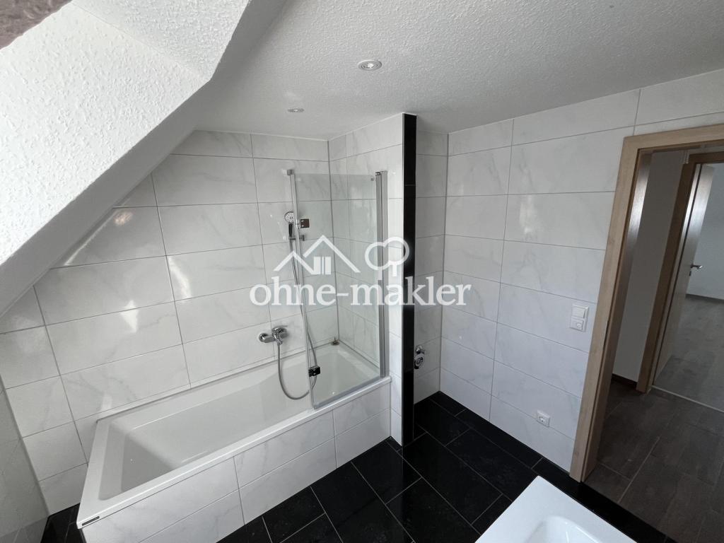 Bad m. Duschbadewanne 