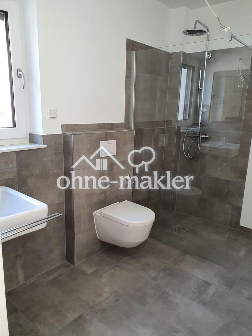 Badezimmer mit Regendusche