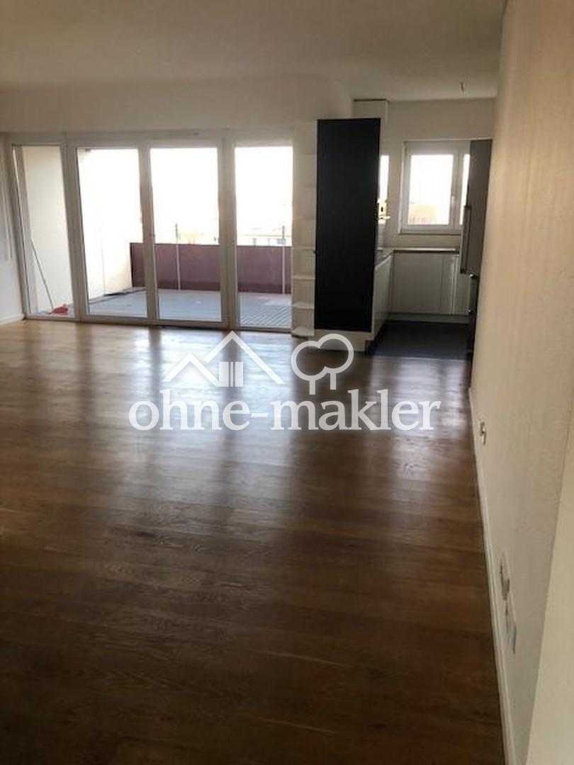 Wohnzimmer mit Balkon