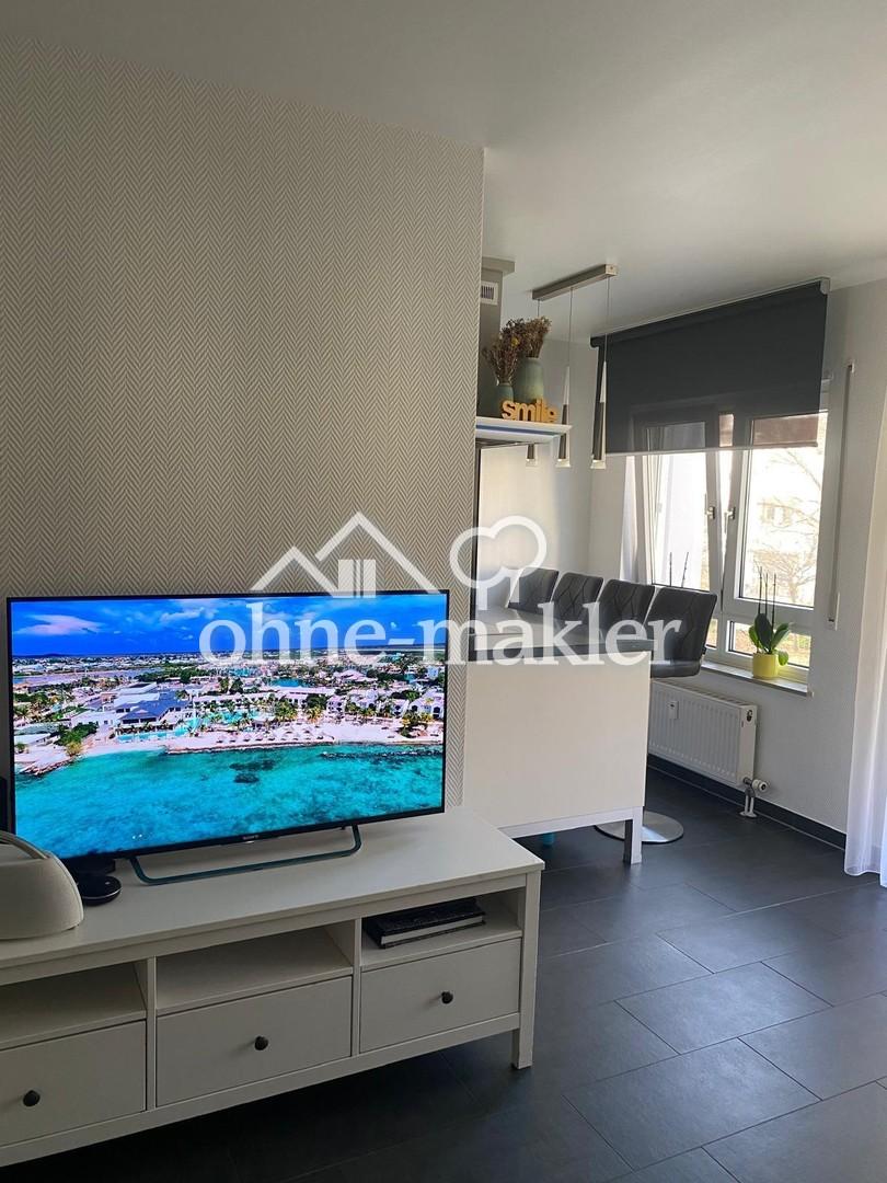 Wohnzimmer mit offener Küche