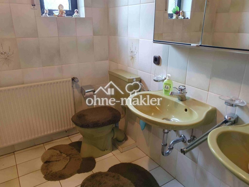Bad mit Wanne und Dusche