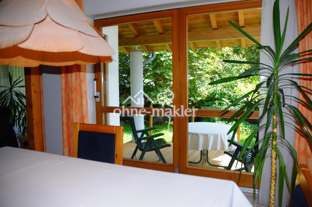 Essen mit Blick in den Garten