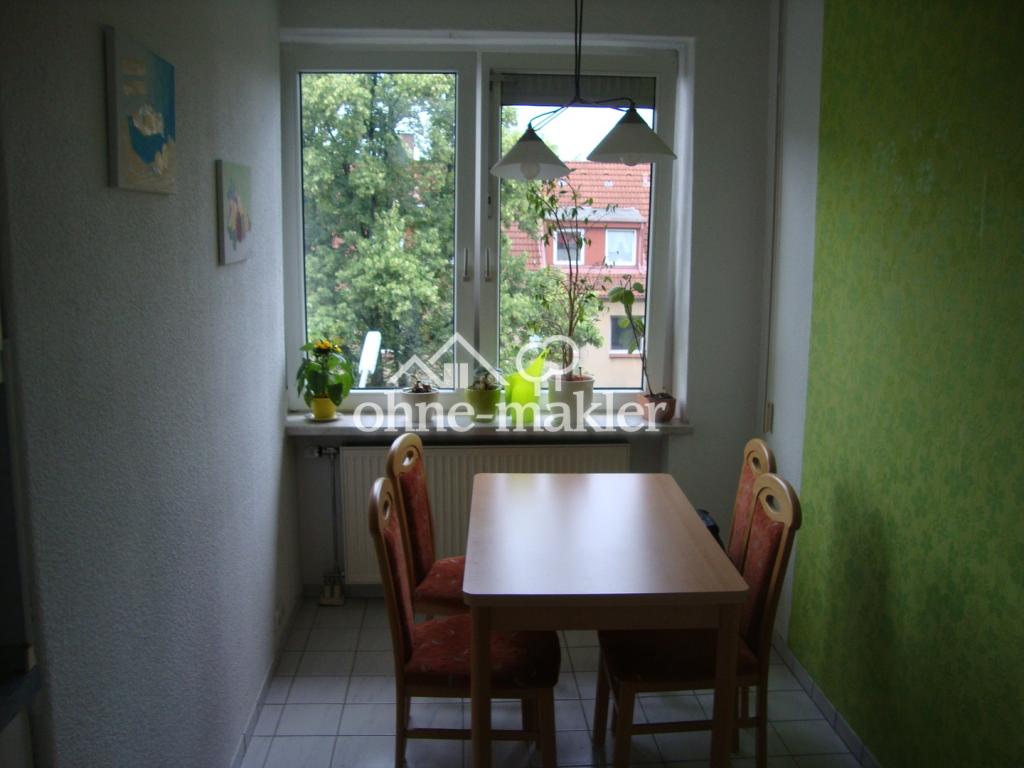 Essplatz mit Blick zur Straße.