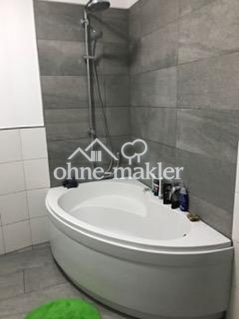 Badezimmer mit Badewanne 