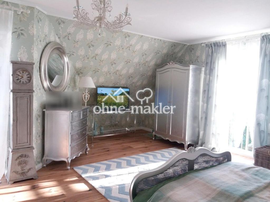grosses, helles Schlafzimmer