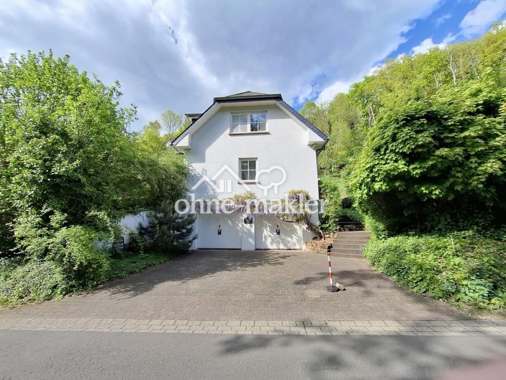 Haus mit zwei Garagen