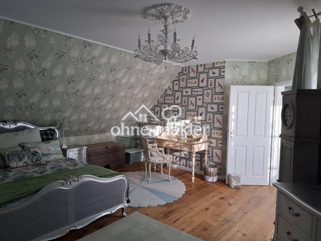 grosses, helles Schlafzimmer