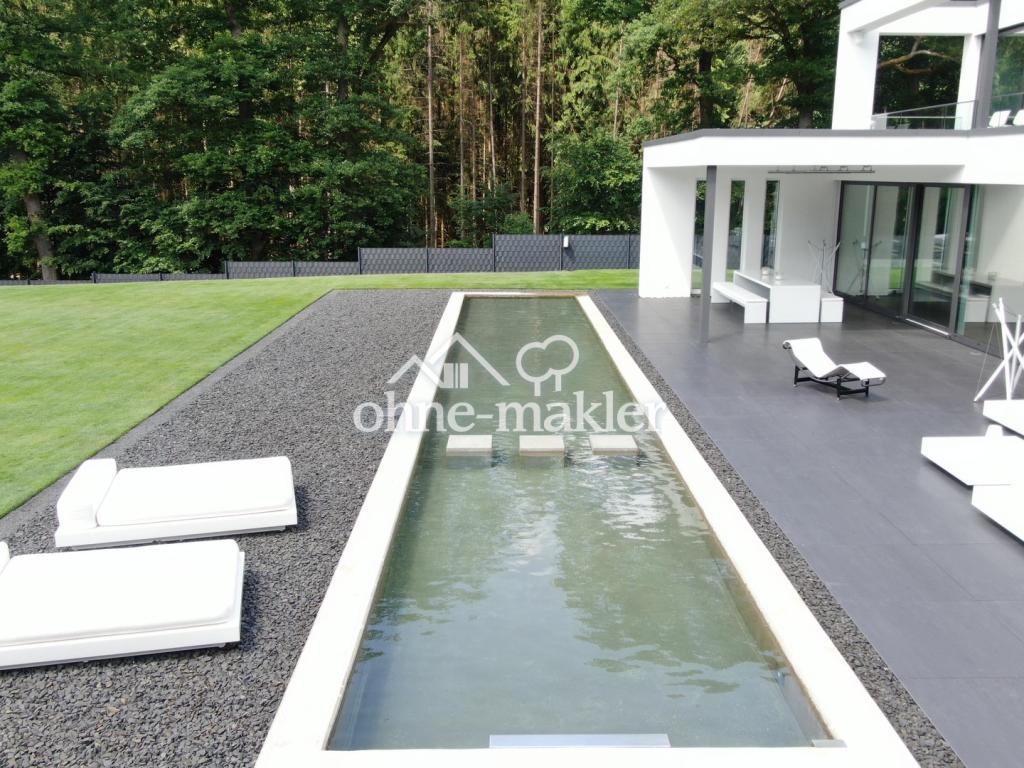 Wasserbecken mit Pooltechnik