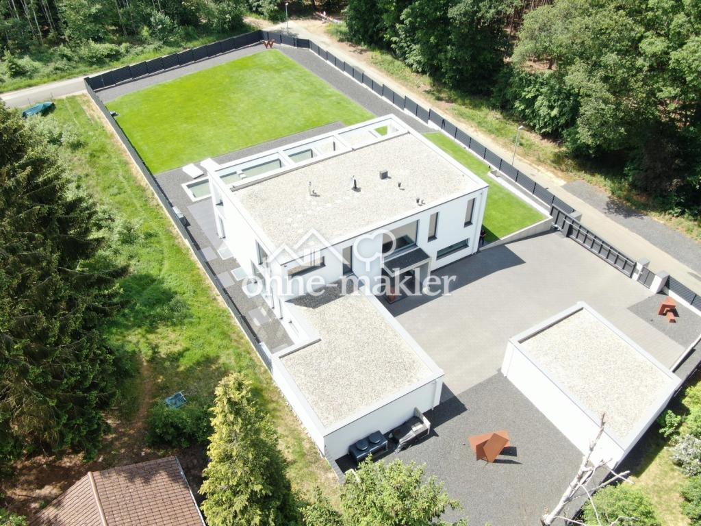 Hausansicht mit Garagen