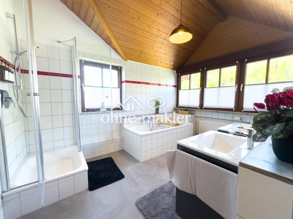 Grosses Badezimmer 1