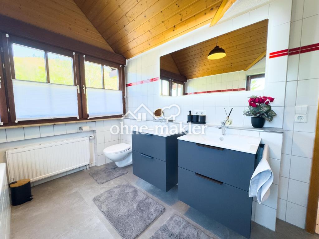 Grosses Badezimmer 2