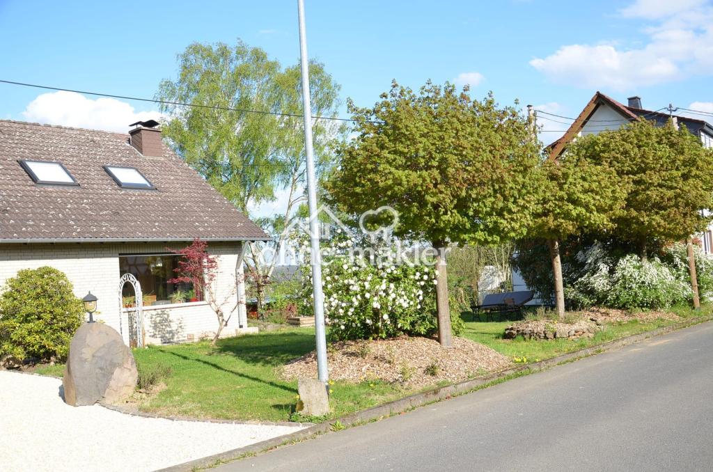 Vorderseite und Vorgarten