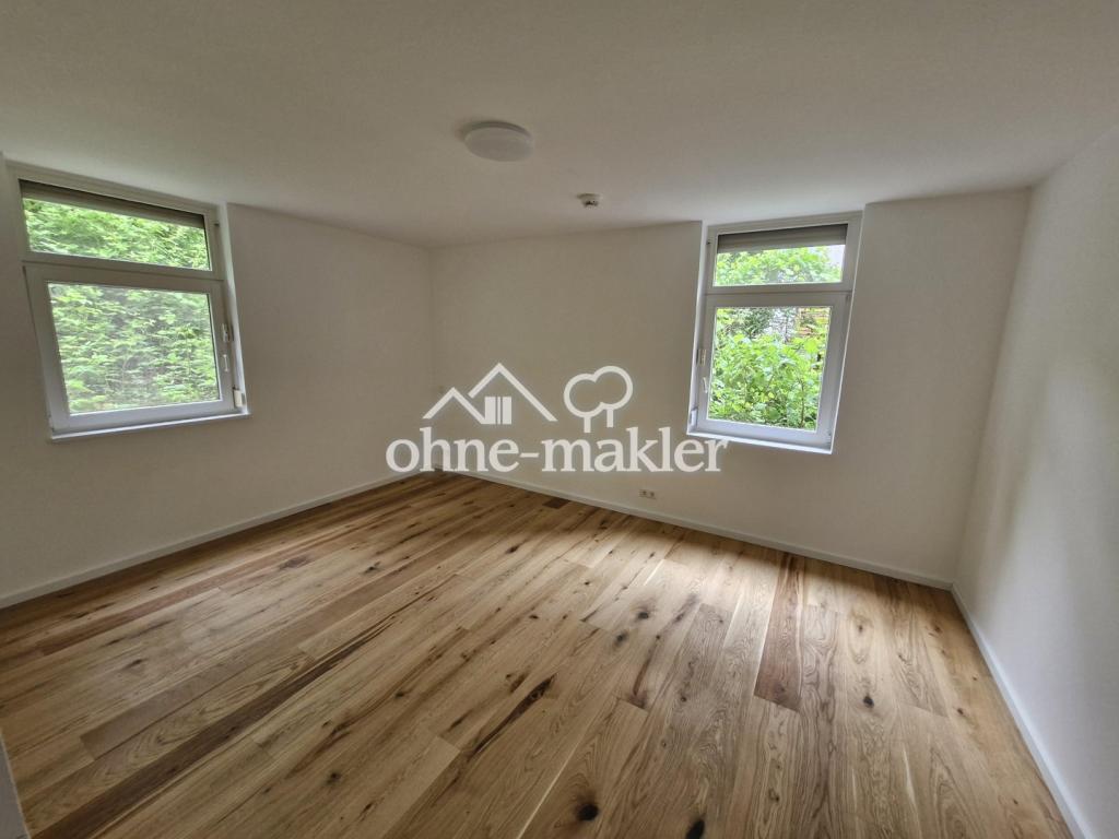 Schlafzimmer mit neuem Parkett