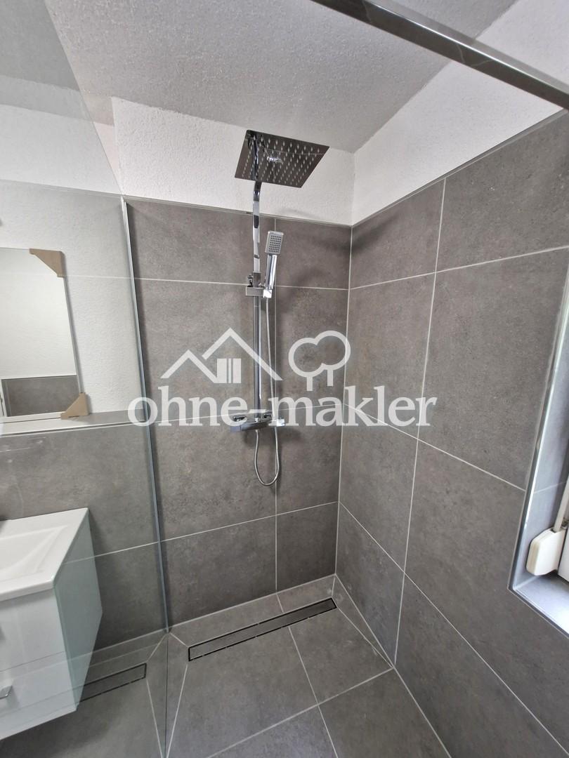 Dusche mit Glastrennwand