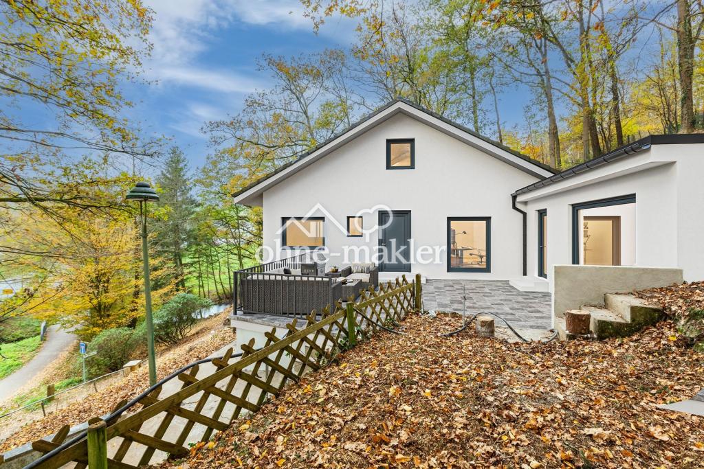 Haus in Kürten mit Einliegerwohnung, Talblick und Bachlauf – doppelte KfW-Förderung