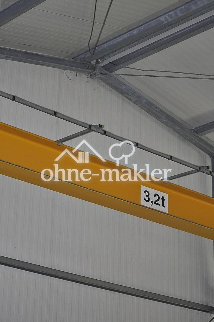 Produktionshalle / Kran