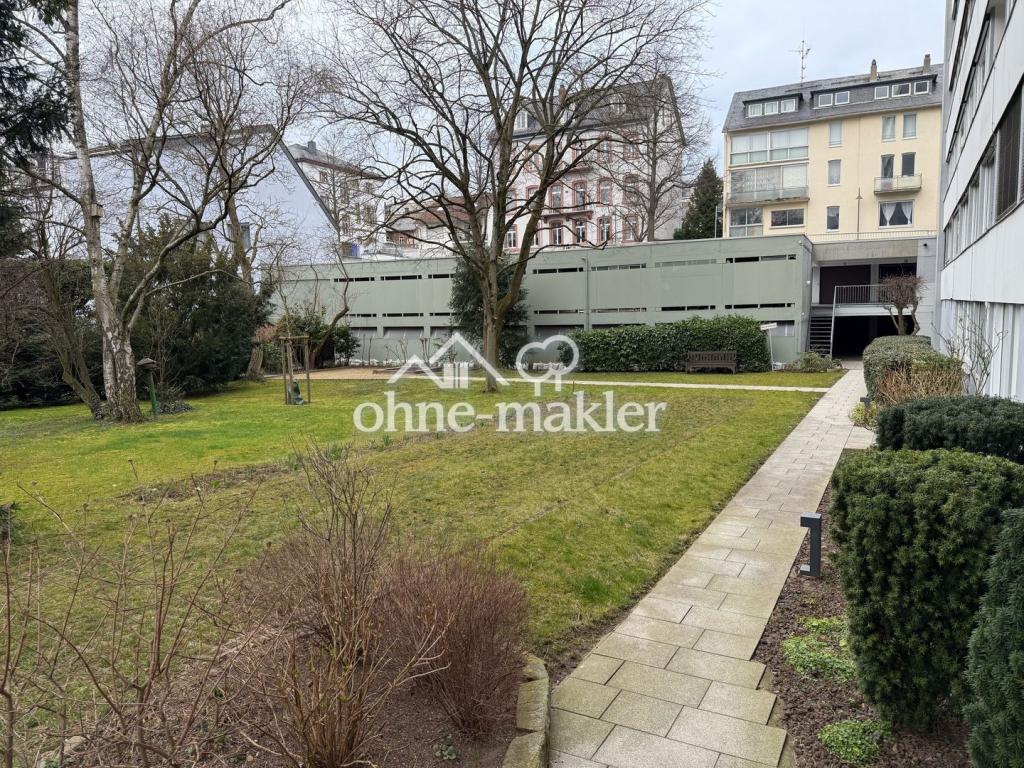 Eingang über die Grünflächen