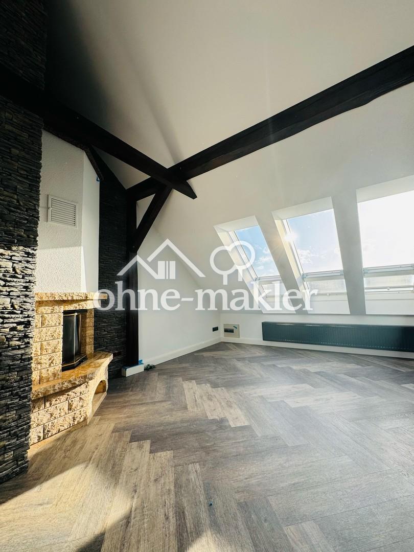 helles Wohnzimmer mit Kamin