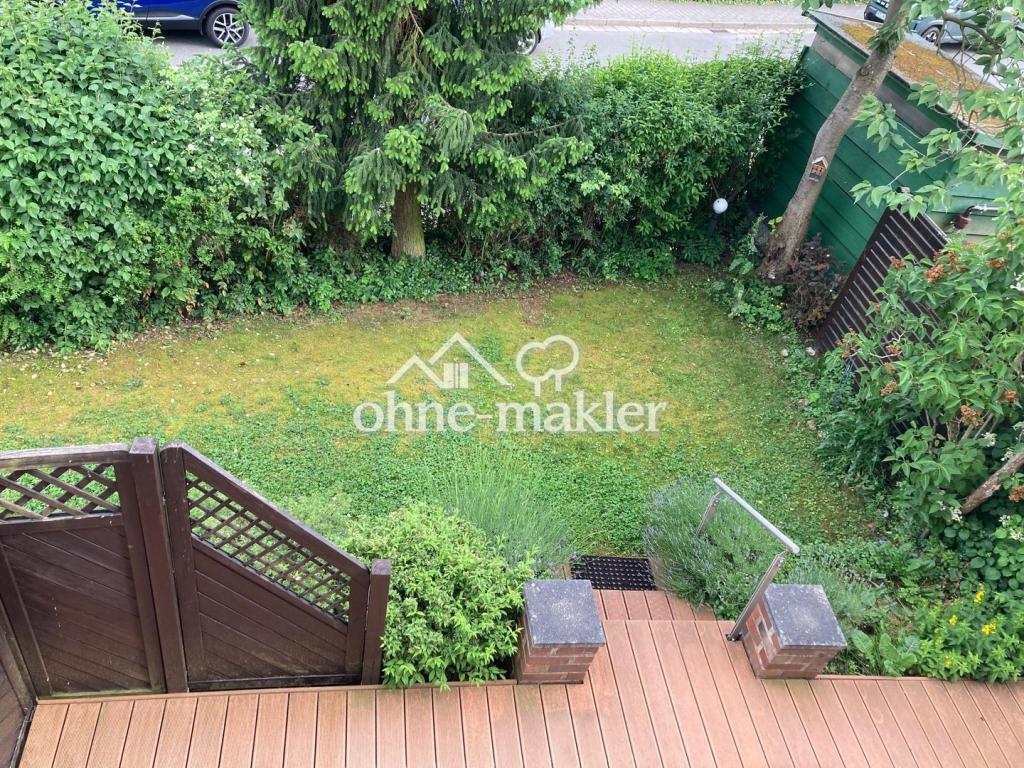 Blick vom Balkon in den Garten