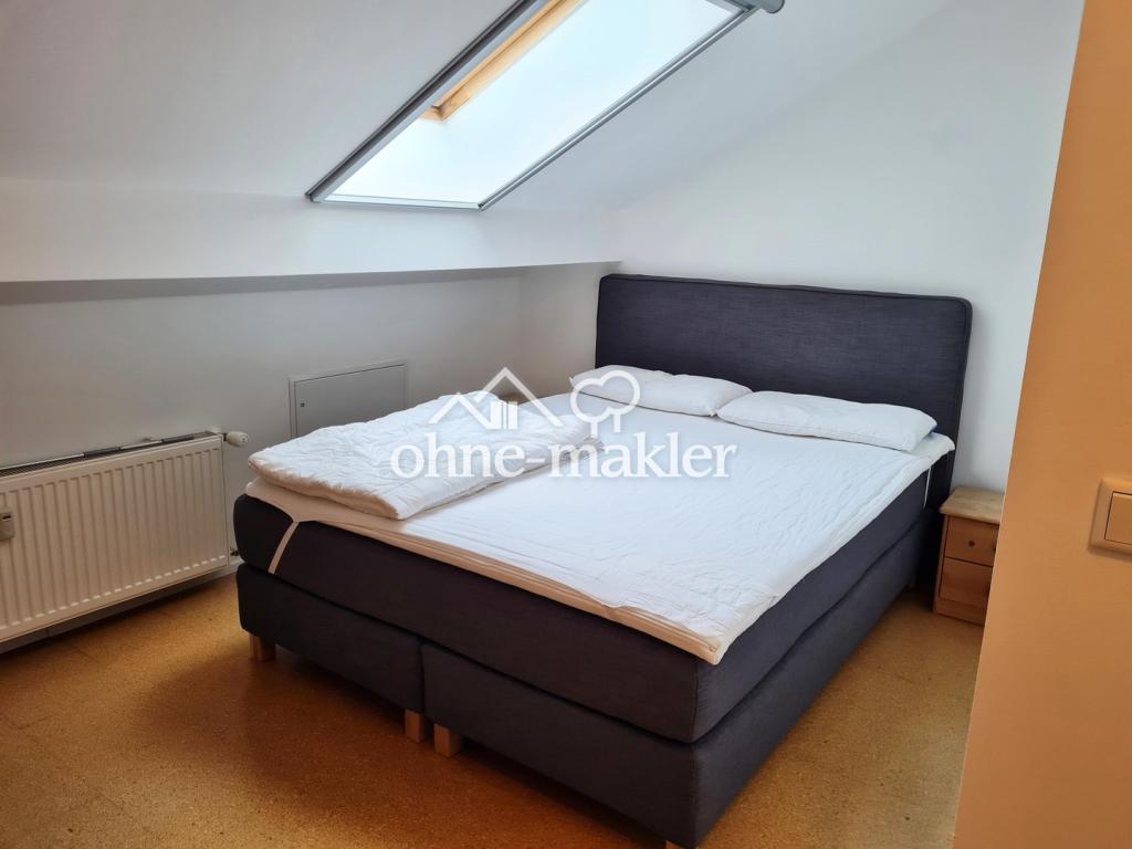 Schlafzimmer mit Boxspringbett