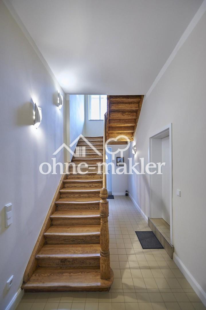 massive Holztreppe zum DG