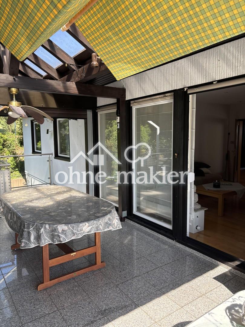 Balkon-Blick ins Wohnzimmer.