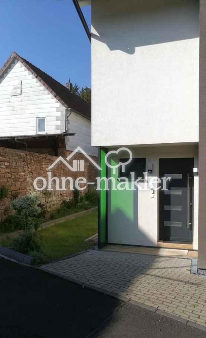 sonniger Haustürvorplatz