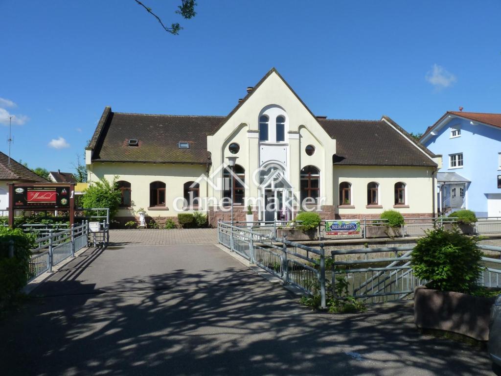 Brücke mit Restaurantgebäude