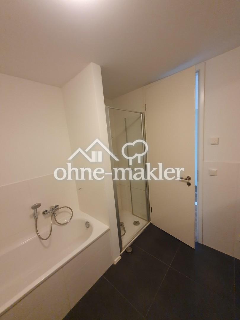 Badezimmer mit Duschkabine 