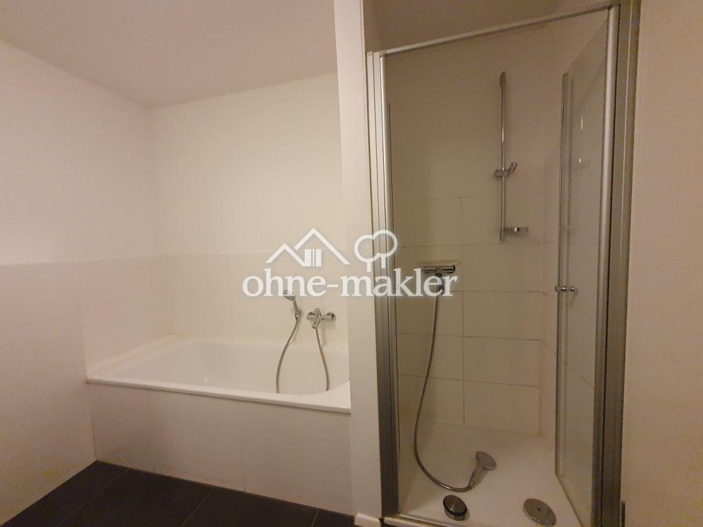 Badezimmer mit Duschkabine 