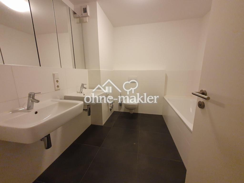 Badezimmer mit Duschkabine 