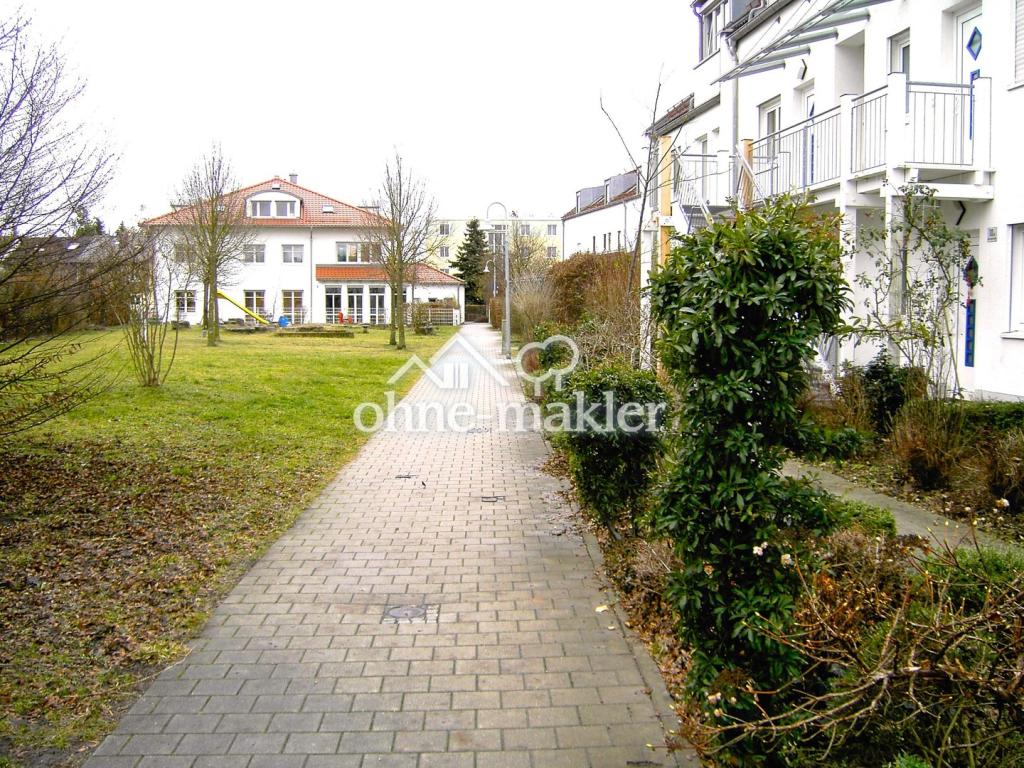 Vor dem Haus