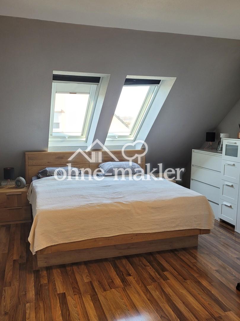 Schlafzimmer (DG)