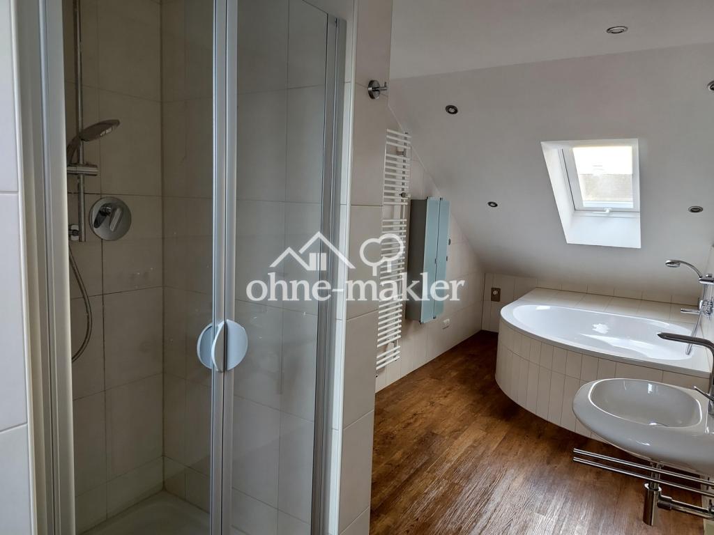 Bad - Eckbadewanne und Dusch