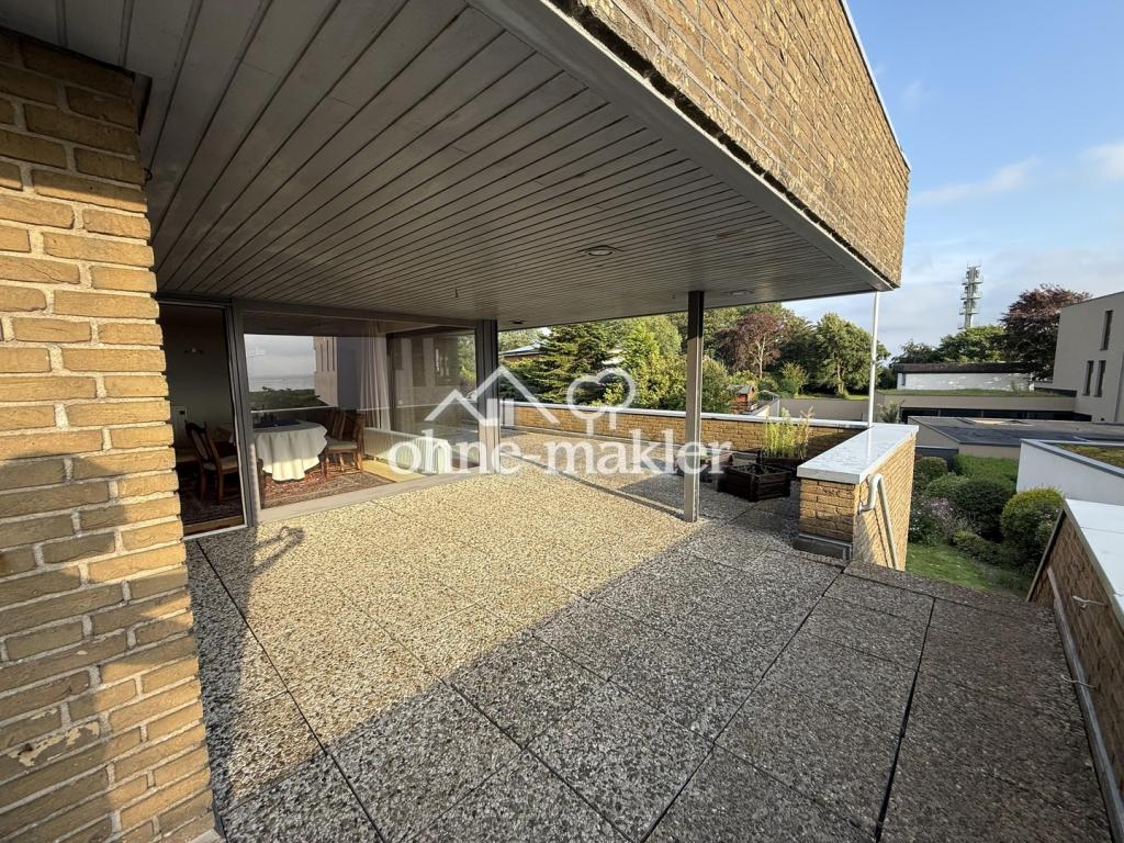 Terrasse mit Gartentreppe
