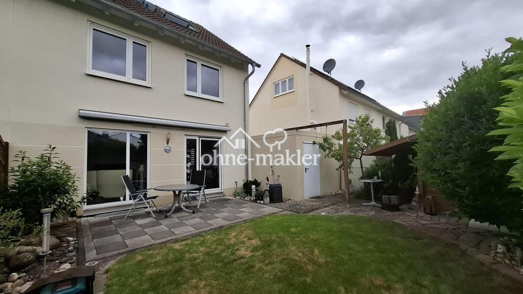 Gartenansicht mit Garage
