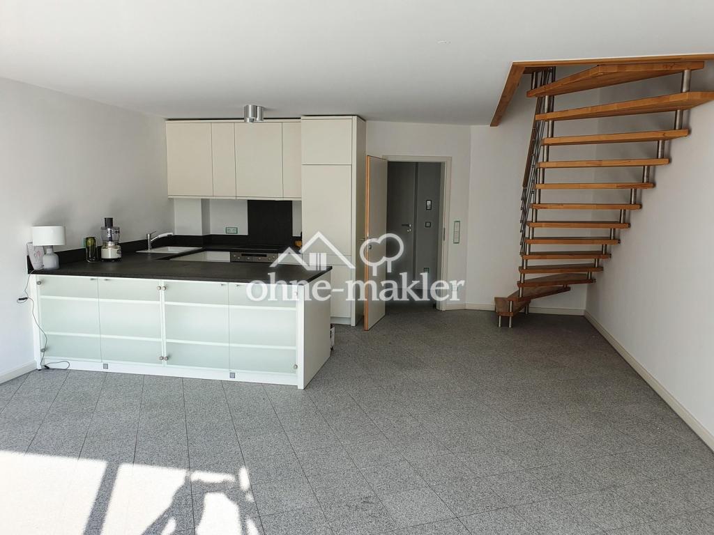 Wohnzimmer mit offener Küche