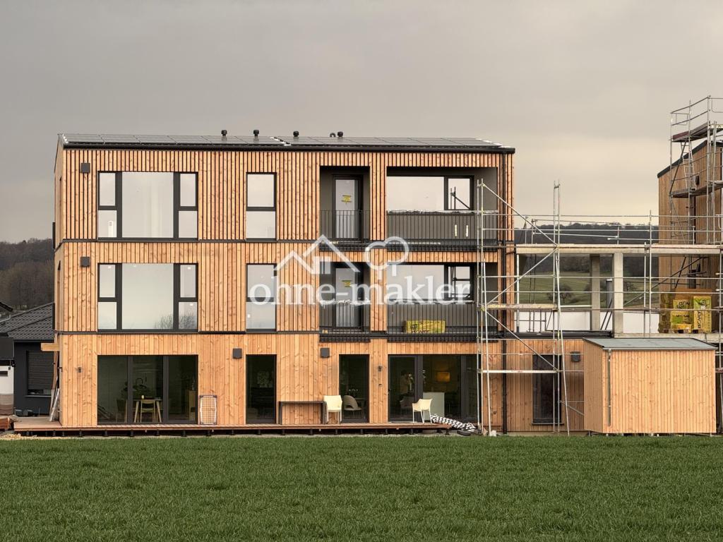 Blick vom Feld auf das Haus