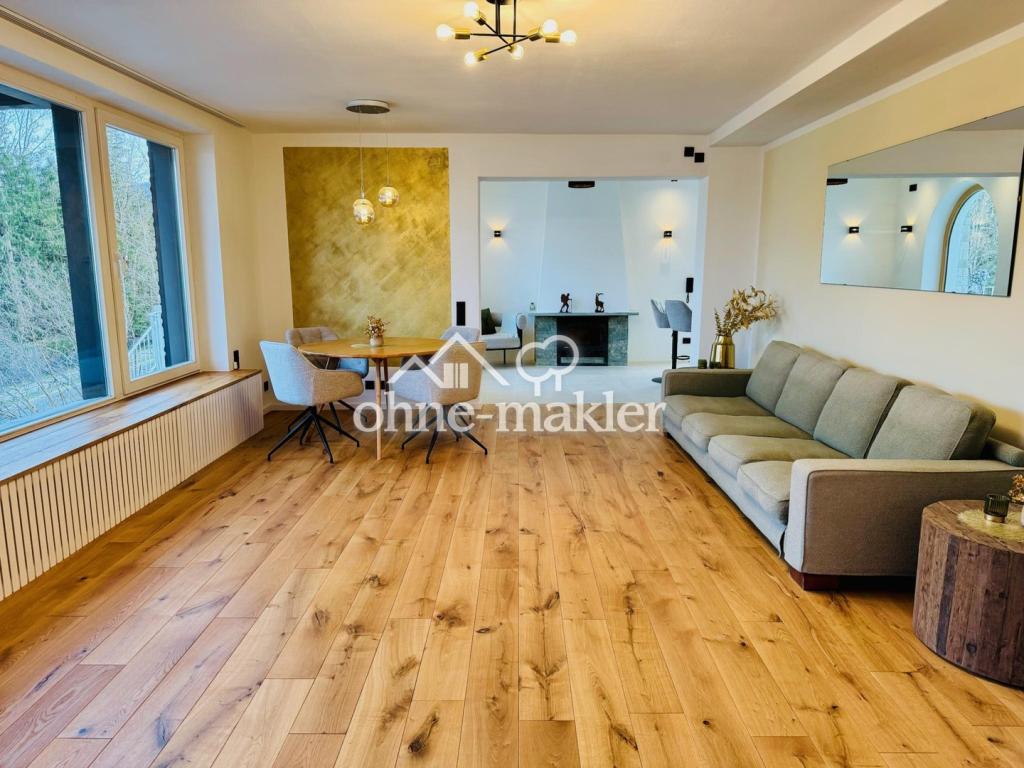 Blick Wohnzimmer und Kamin 
