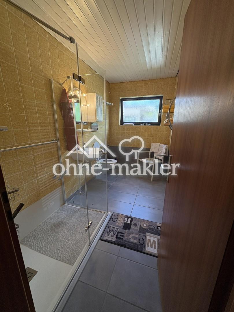 Badezimmer mit Dusche und WC