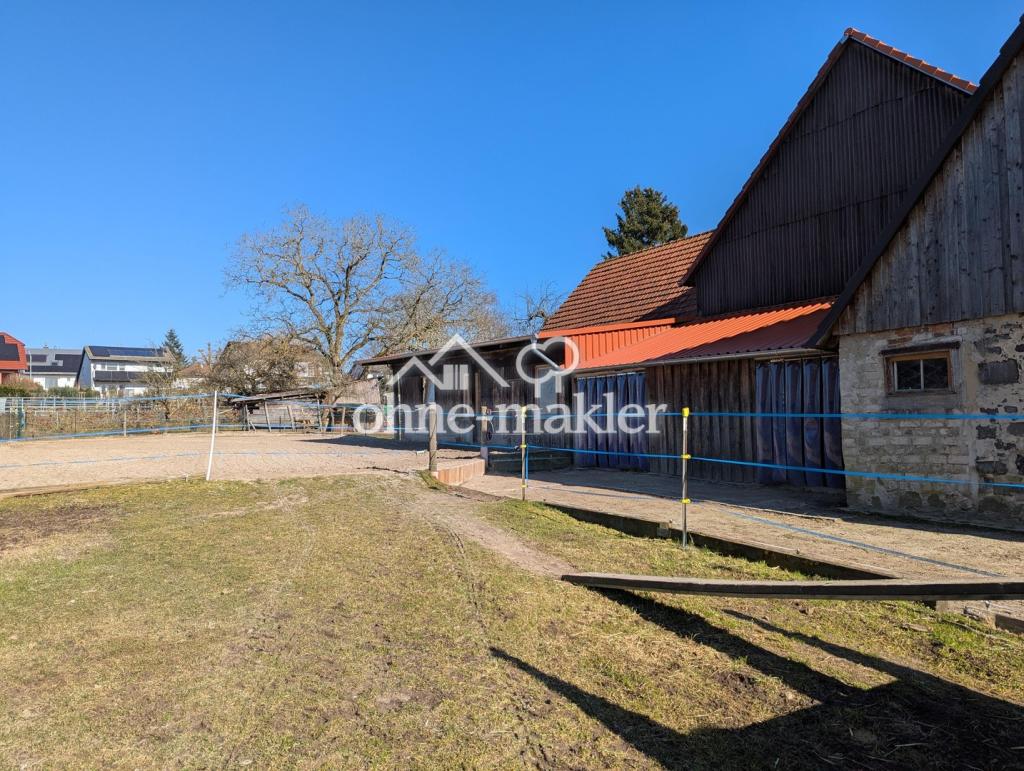 Stall mit neuen Dächern