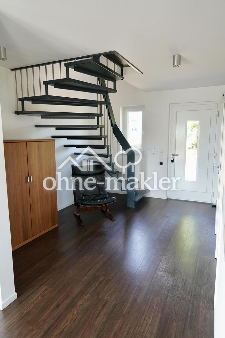 heller Flur mit offener Treppe