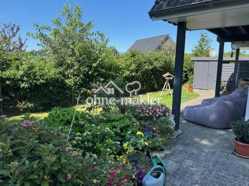 Garten von Büschen umzäunt
