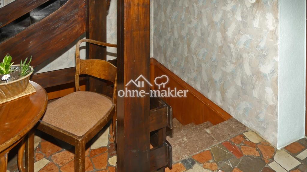 EG Diele / Kellertreppe
