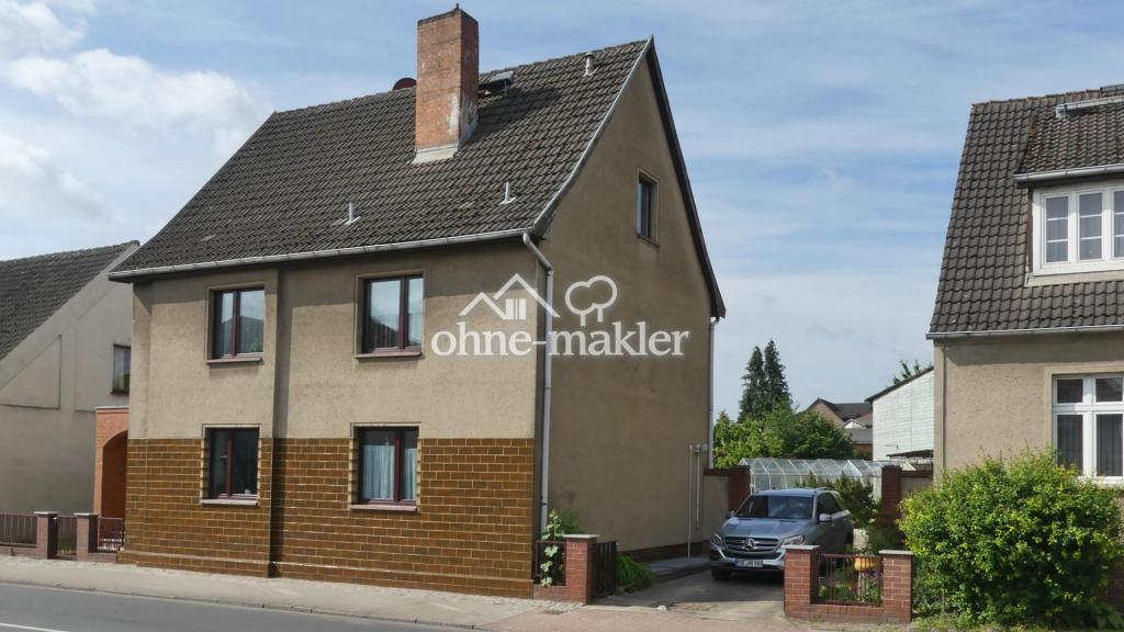 Wohnhaus mit breiter Einfahrt