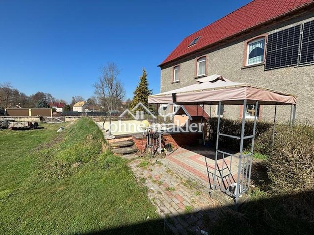 Blick auf Terasse und Pool